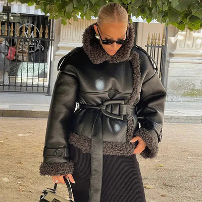 Corinne | Gefütterte Kunstlederjacke mit Taillengürtel