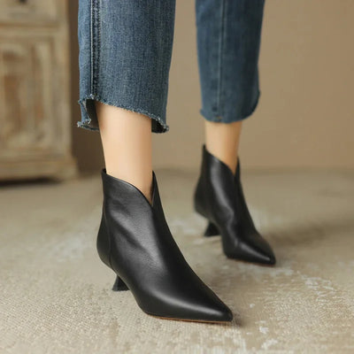 Nova | Elegante Leder-Stiefeletten mit V-Ausschnitt