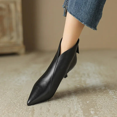 Nova | Elegante Leder-Stiefeletten mit V-Ausschnitt
