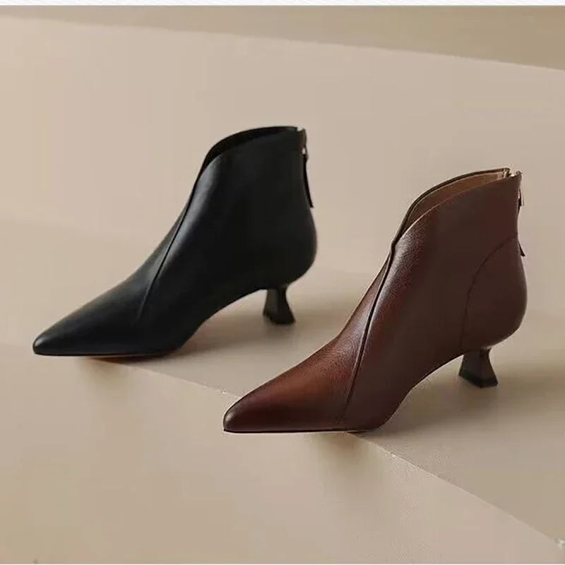 Nova | Elegante Leder-Stiefeletten mit V-Ausschnitt