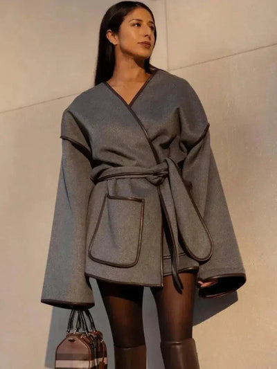 Ysolde | Eleganter Cape-Mantel mit Bindegürtel