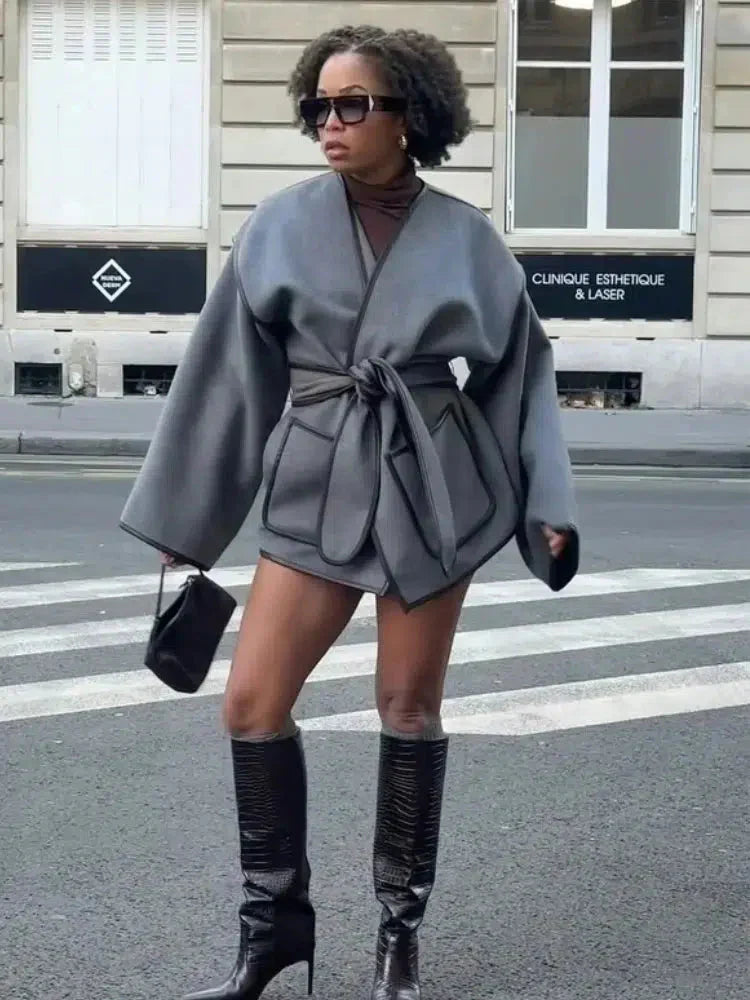 Ysolde | Eleganter Cape-Mantel mit Bindegürtel