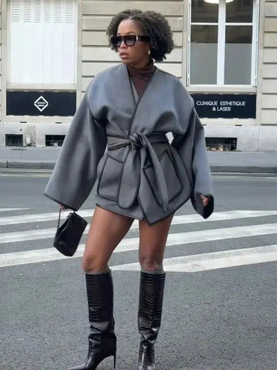 Ysolde | Eleganter Cape-Mantel mit Bindegürtel